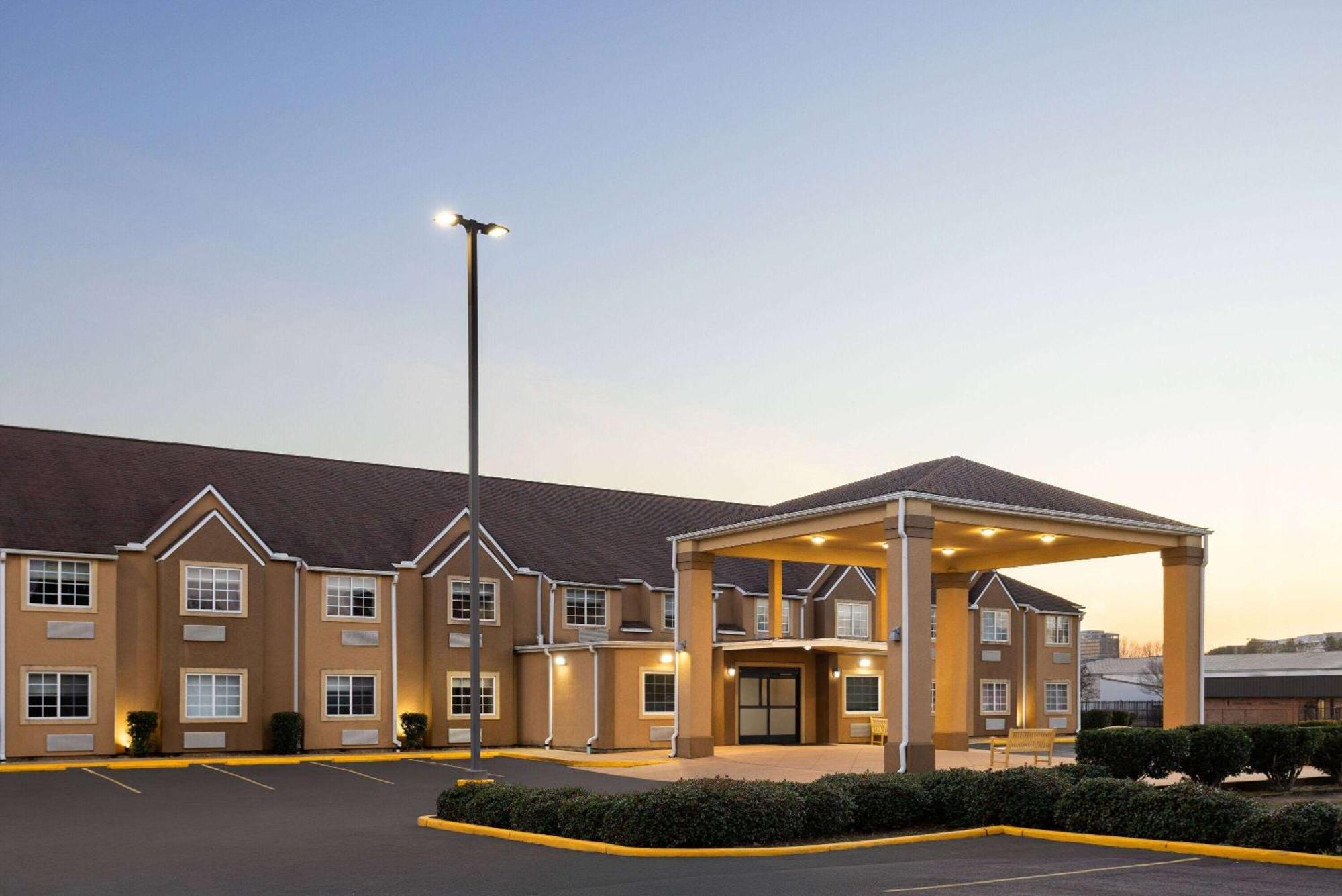 Days Inn By Wyndham Jackson Downtown Exterior photo